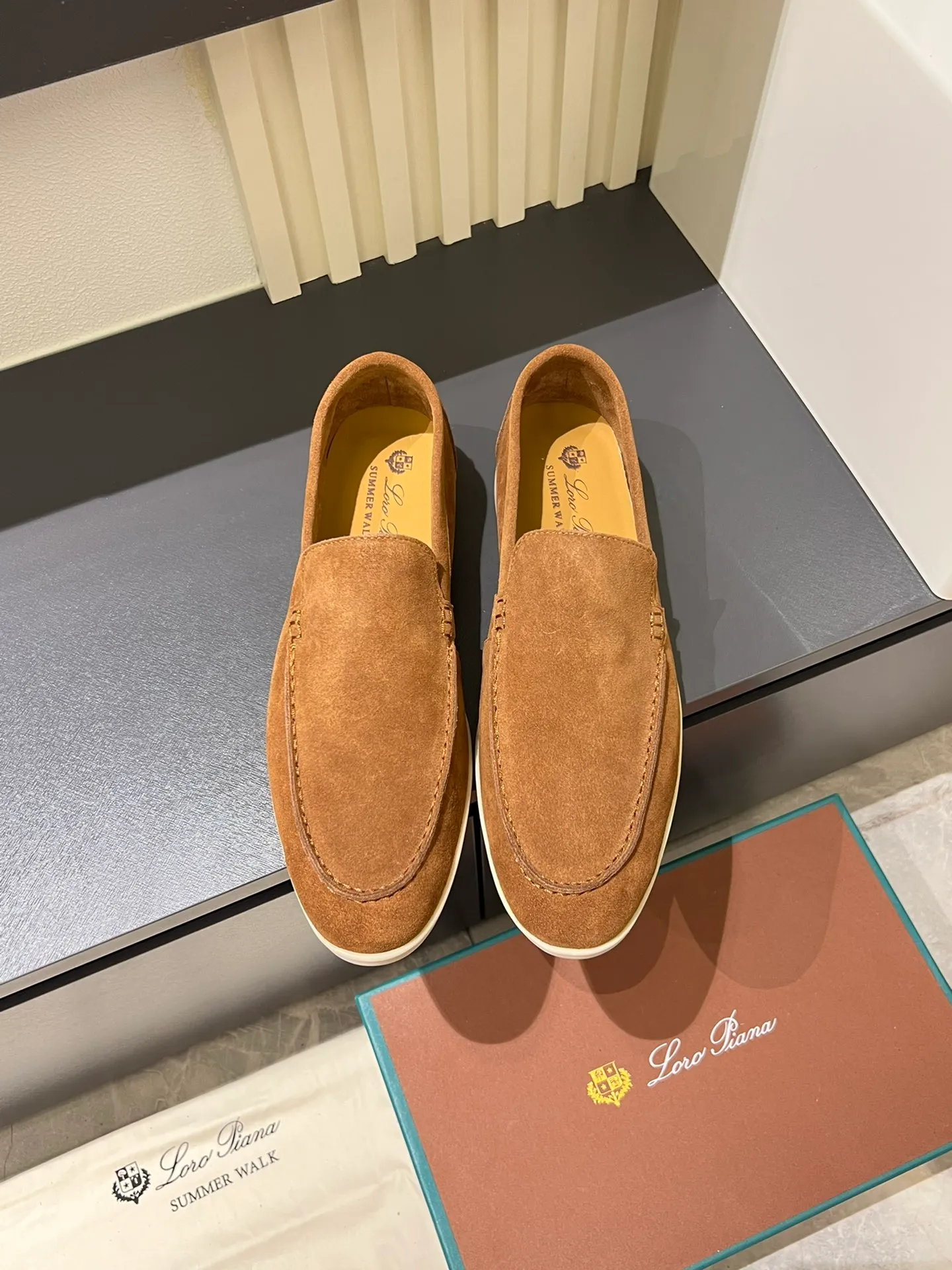 Men's shoes 💰p360 "Loro men's shoes 💰pian'*" Classic L men's shoes for couples 💰p Top version British flat loafers, a must-have item in old money style, the minimalist design is eye-catching and durable, a plus point for dressing The soft foot feel and texture are outstanding. They don’t scratch your feet and are very nice. They are matched with soft and waxy soles. They can be worn daily for a long time without getting tired. They are easy to wear, versatile and classic items, with perfect foot feel and texture! Imported cashmere fabric, the lining is made of imported A-grade water-dyed cow lining, the top version of the genuine leather midsole is sewn with pure handmade mark thread! Size: Female 35-40 (34. Customized) Male 38-44 (45.46. Customized)